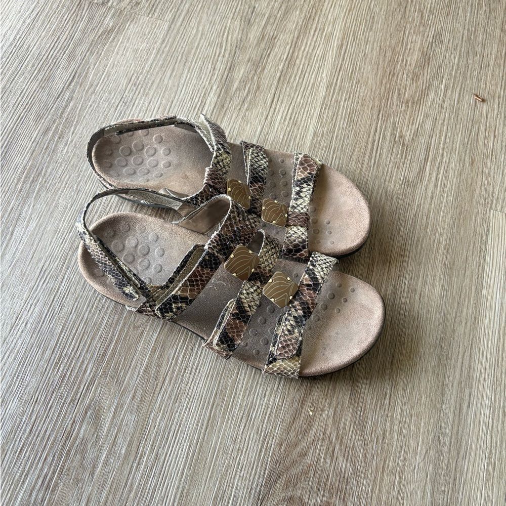 Vionic Rest Amber Natural Beige Snake Sandals in size 7 - Picture 3 of 8